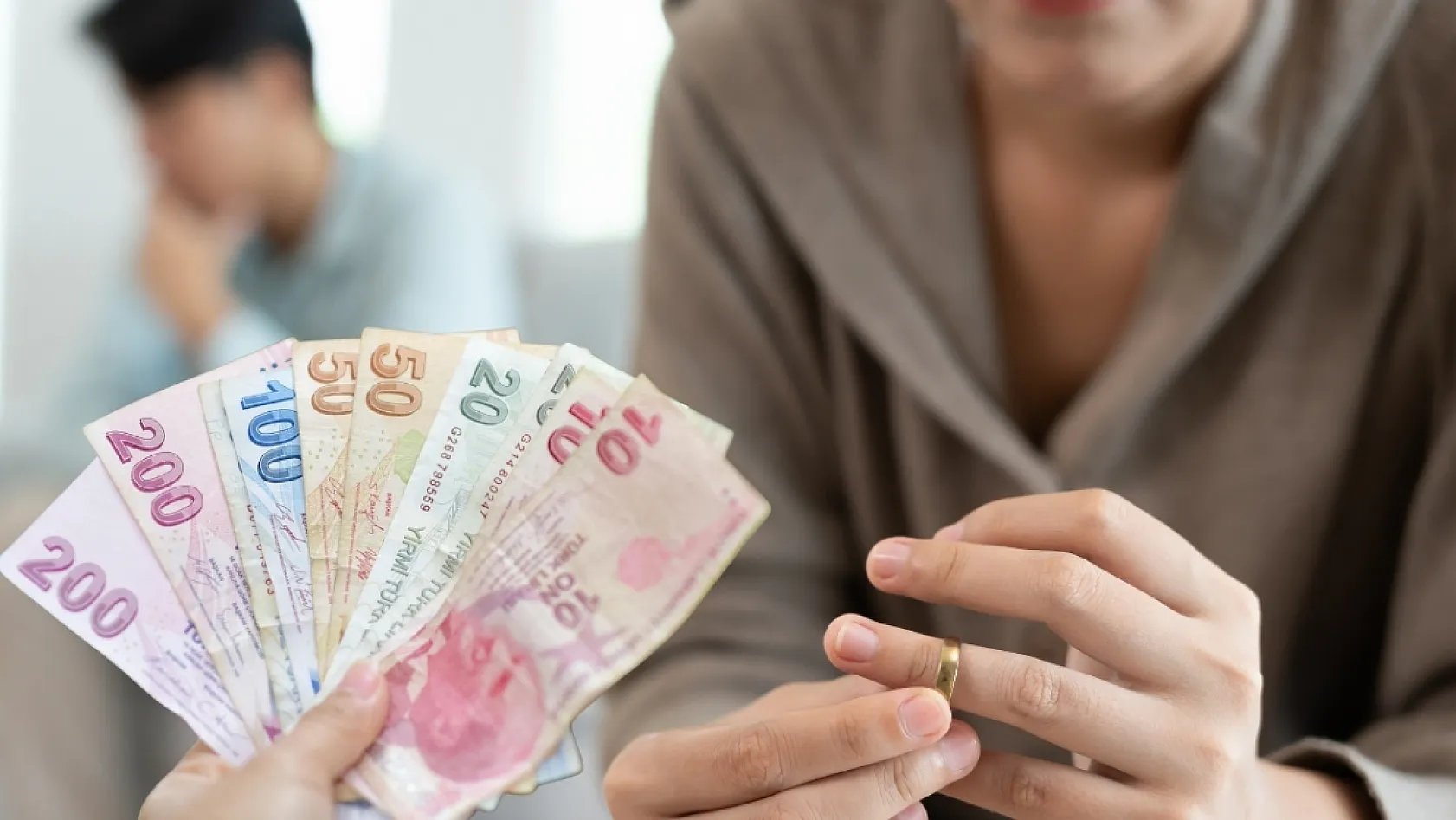 Maaşını evine harcamayan adama kötü haber