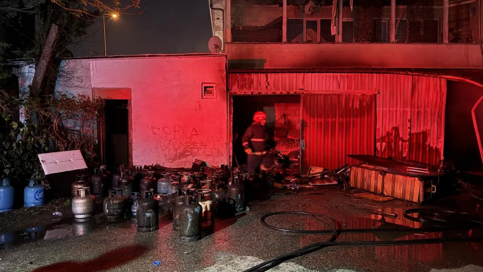 Mahalle yanarken onlar derbiyi izledi