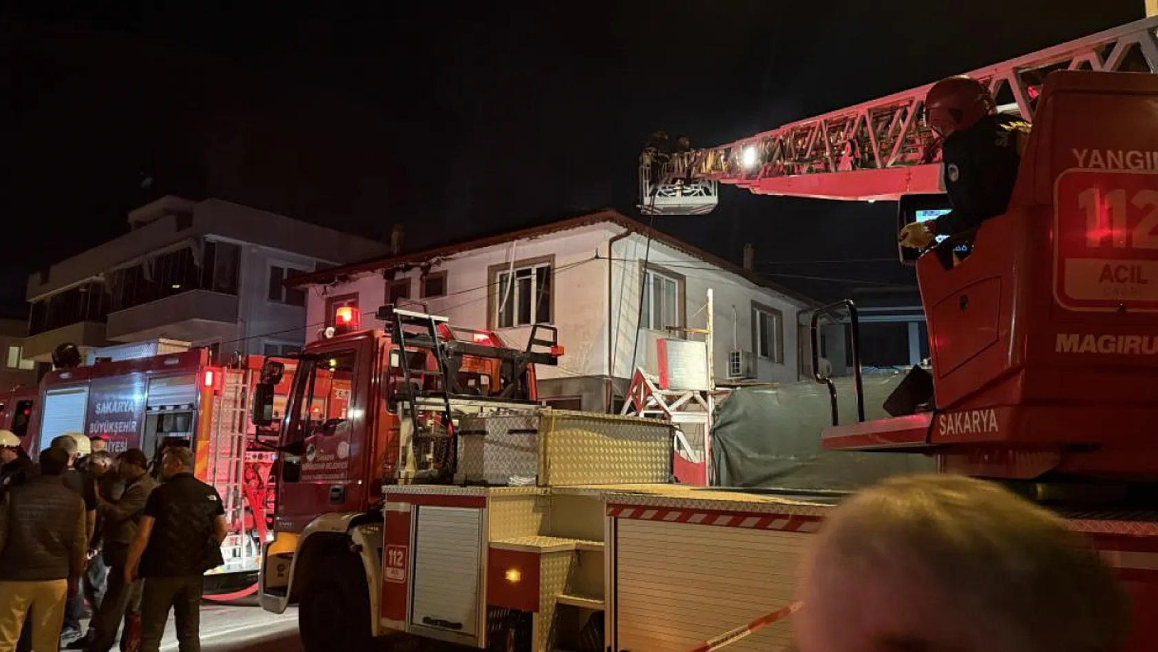 Mahalle yanarken onlar derbiyi izledi
