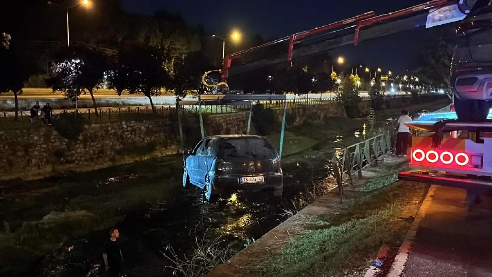 Makas atan otomobille birlikte iki araç dereye uçtu: 6 yaralı