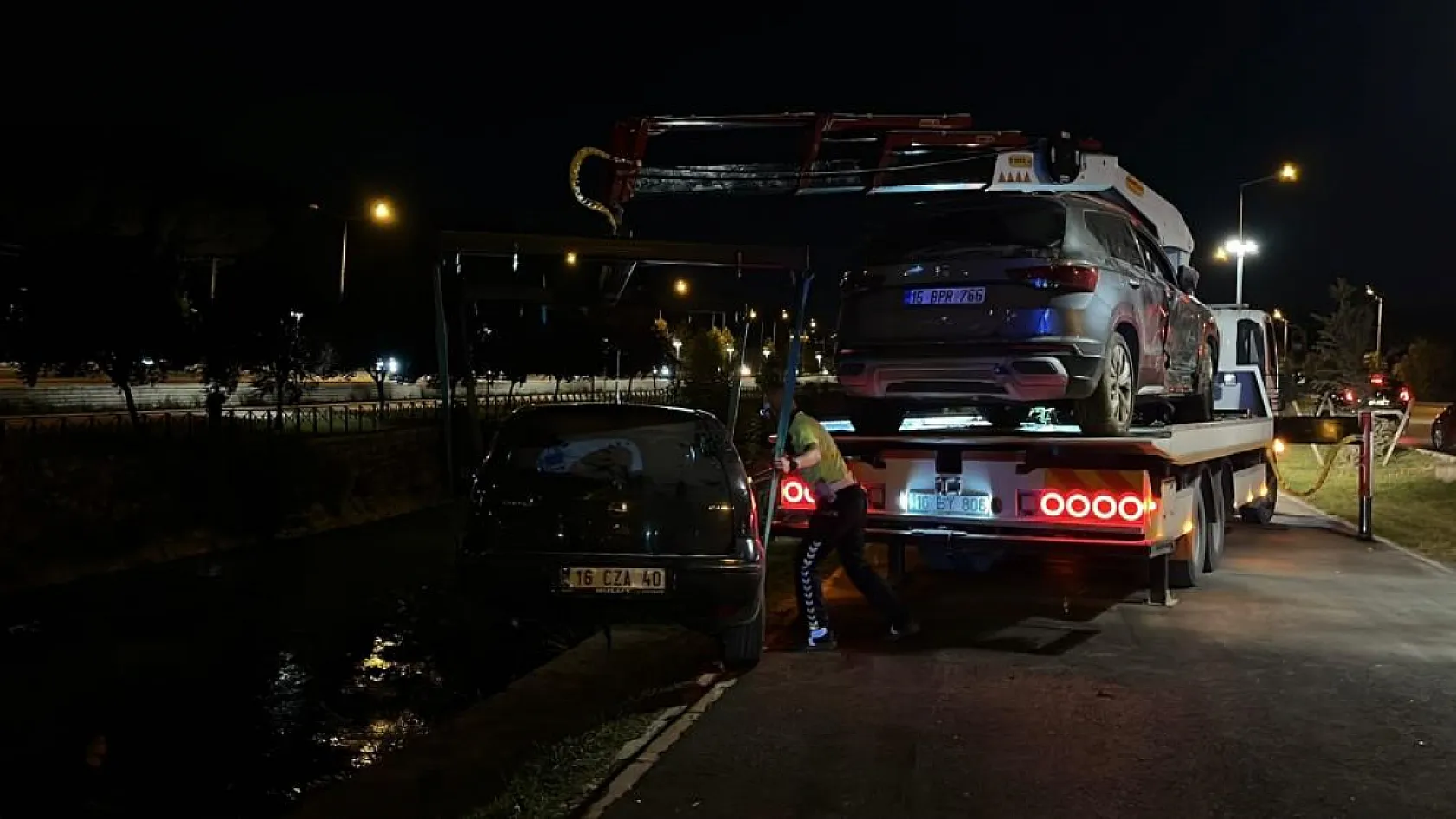 Makas atan otomobille birlikte iki araç dereye uçtu: 6 yaralı