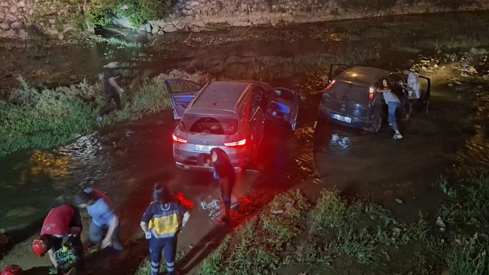 Makas atan otomobille birlikte iki araç dereye uçtu: 6 yaralı