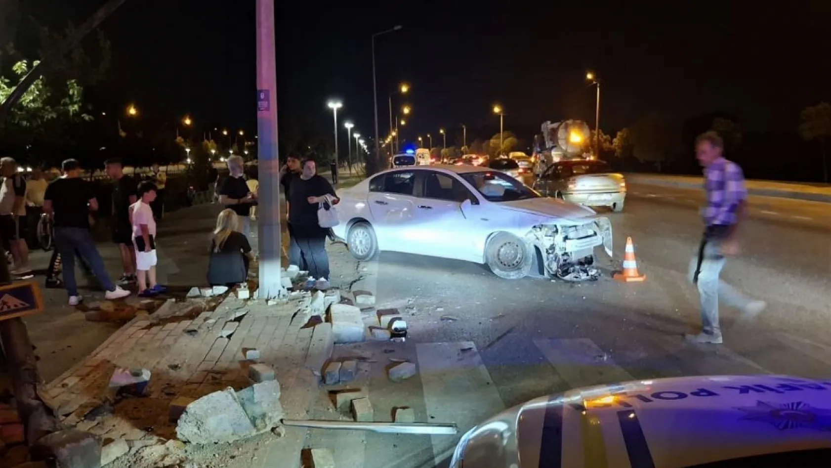 Makas atan otomobille birlikte iki araç dereye uçtu: 6 yaralı