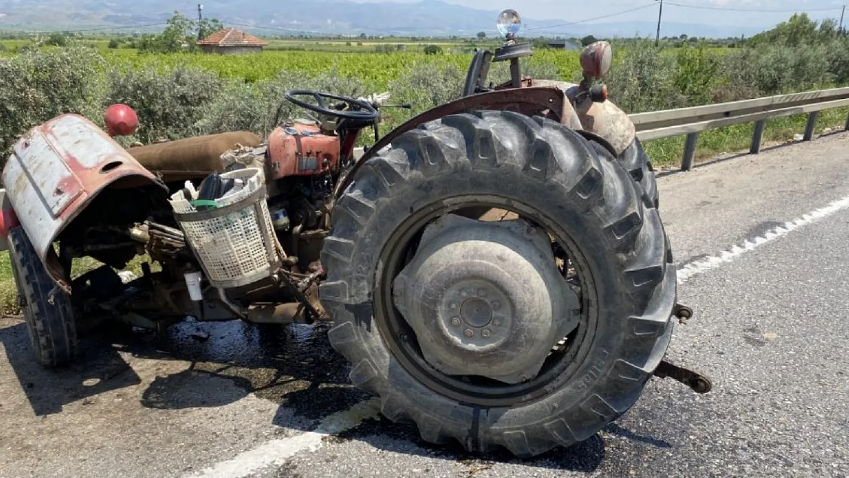 Manisa'da hafif ticari araç traktöre çarptı: 1 ölü, 3 yaralı