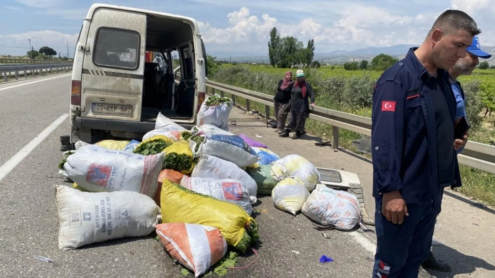 Manisa'da hafif ticari araç traktöre çarptı: 1 ölü, 3 yaralı