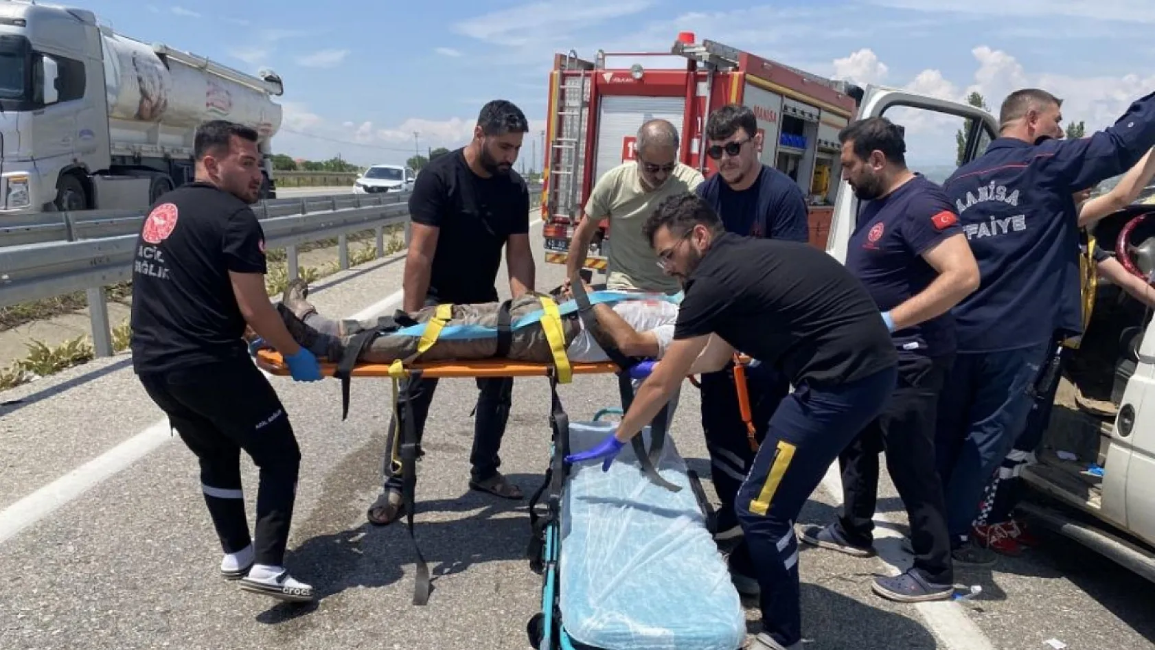 Manisa'da hafif ticari araç traktöre çarptı: 1 ölü, 3 yaralı