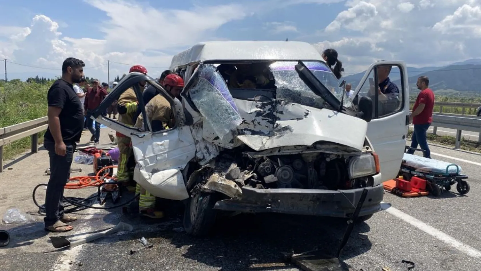 Manisa'da hafif ticari araç traktöre çarptı: 1 ölü, 3 yaralı