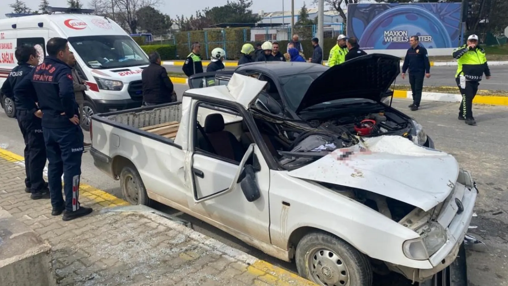 Manisa'da refüje çarpıp karşı şeride geçen otomobil başka araca çarptı: 1 ölü
