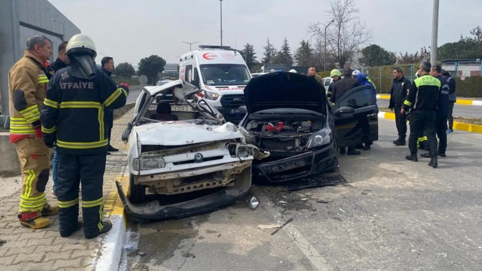 Manisa'da refüje çarpıp karşı şeride geçen otomobil başka araca çarptı: 1 ölü
