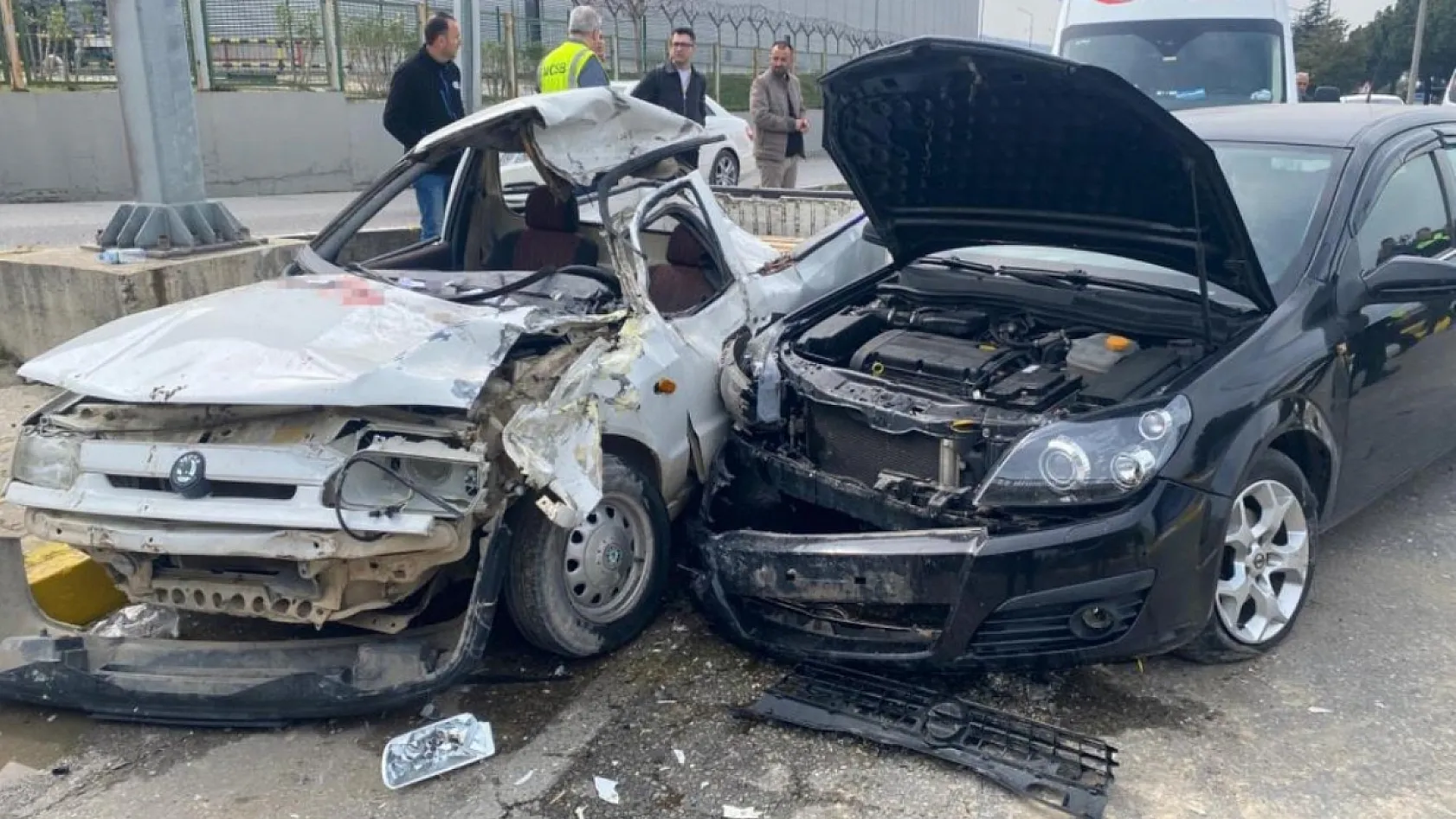 Manisa'da refüje çarpıp karşı şeride geçen otomobil başka araca çarptı: 1 ölü