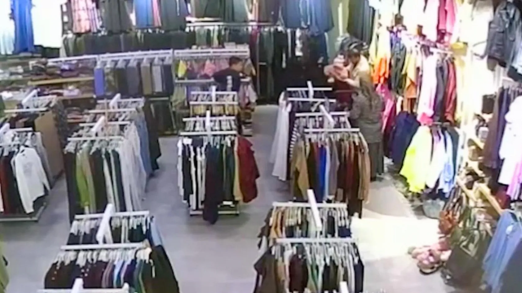 Manisa'da soğukkanlı esnaf, bebeği Heimlich manevrasıyla hayata bağladı
