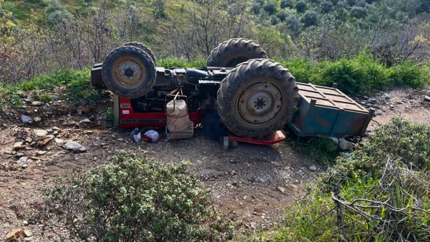 Manisa'da traktör devrildi: 3 ölü