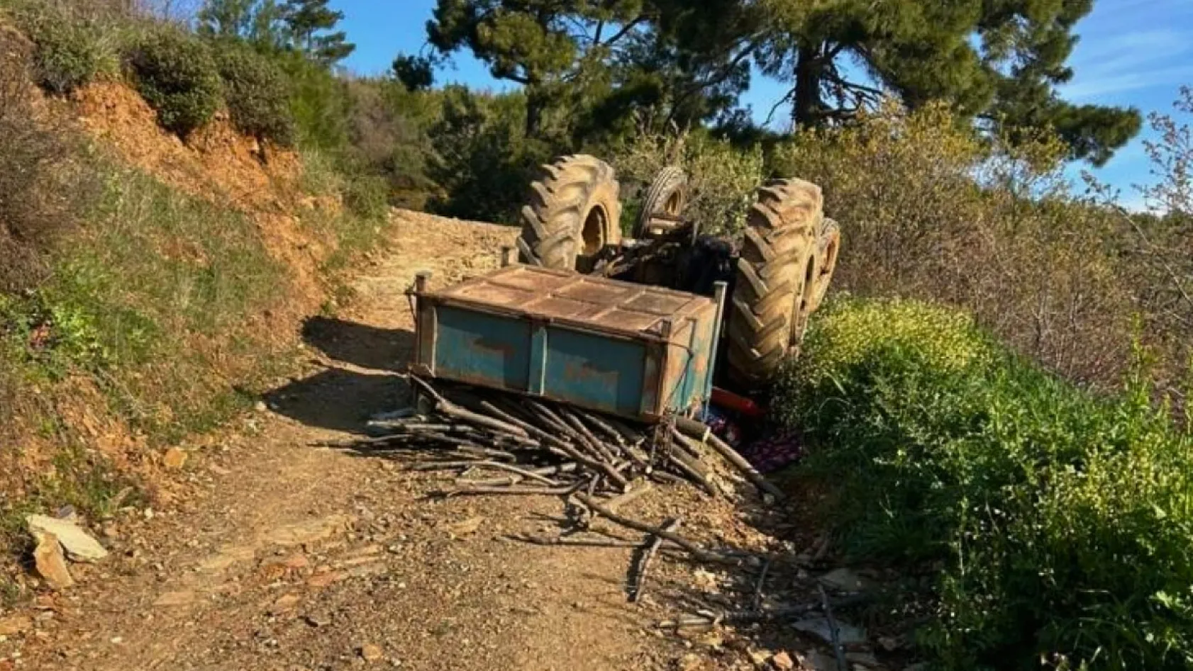 Manisa'da traktör devrildi: 3 ölü