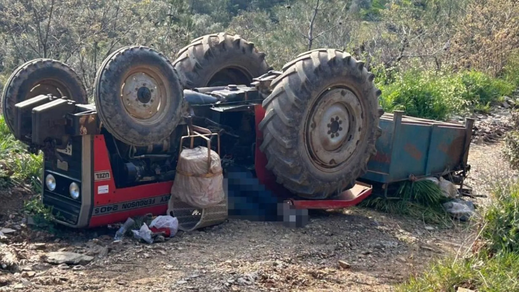 Manisa'da traktör devrildi: 3 ölü