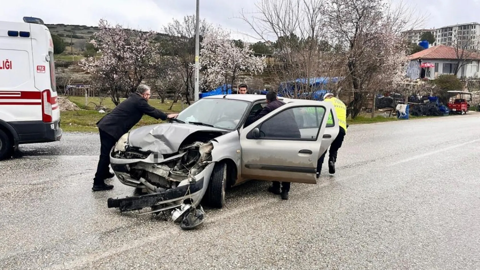 Manisa'da yarım saat arayla iki kaza: 5 yaralı