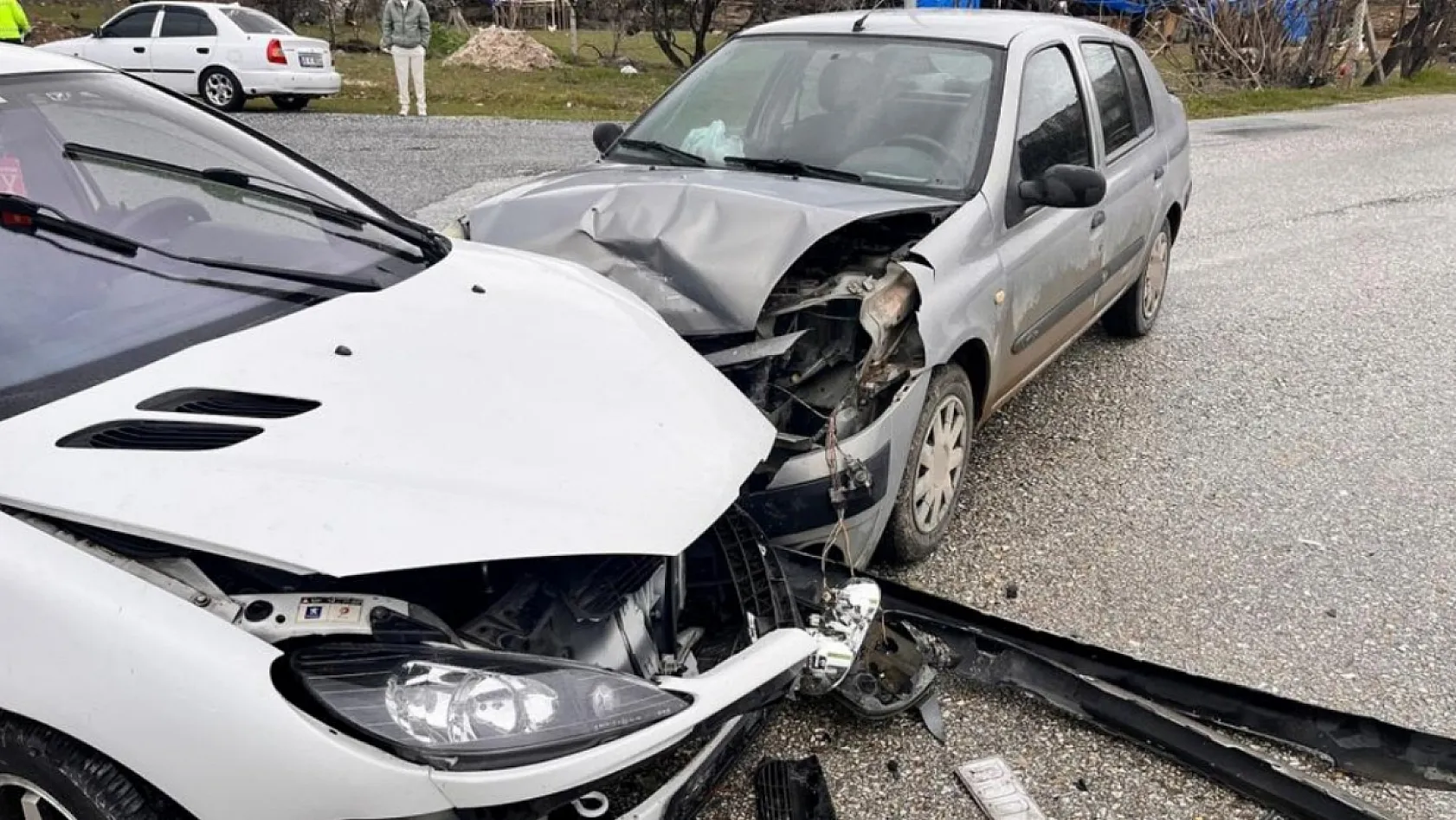 Manisa'da yarım saat arayla iki kaza: 5 yaralı