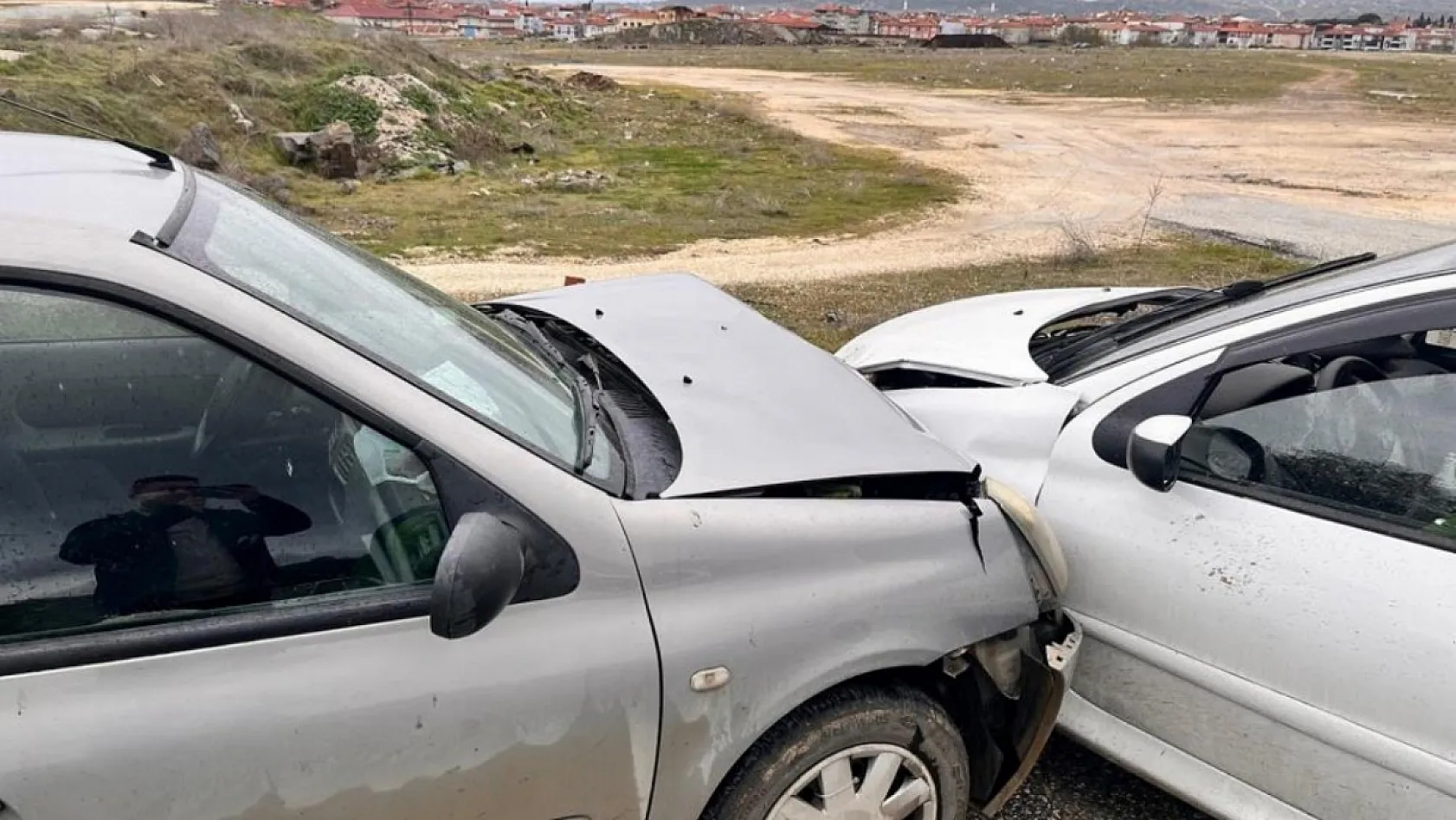 Manisa'da yarım saat arayla iki kaza: 5 yaralı
