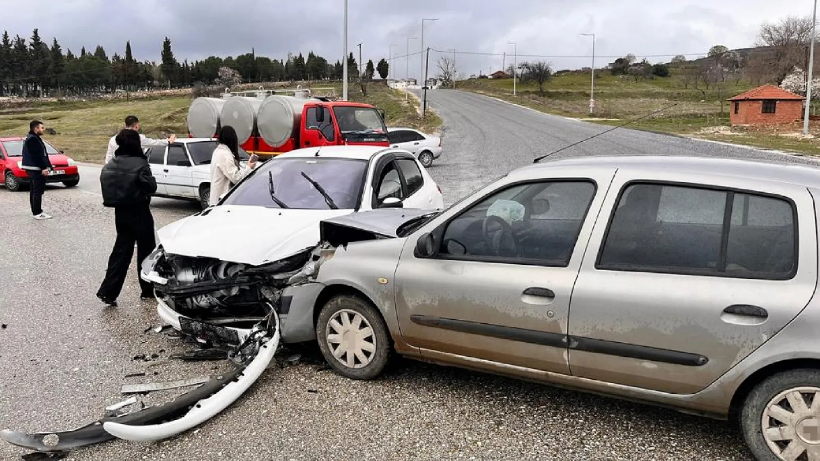 Manisa'da yarım saat arayla iki kaza: 5 yaralı