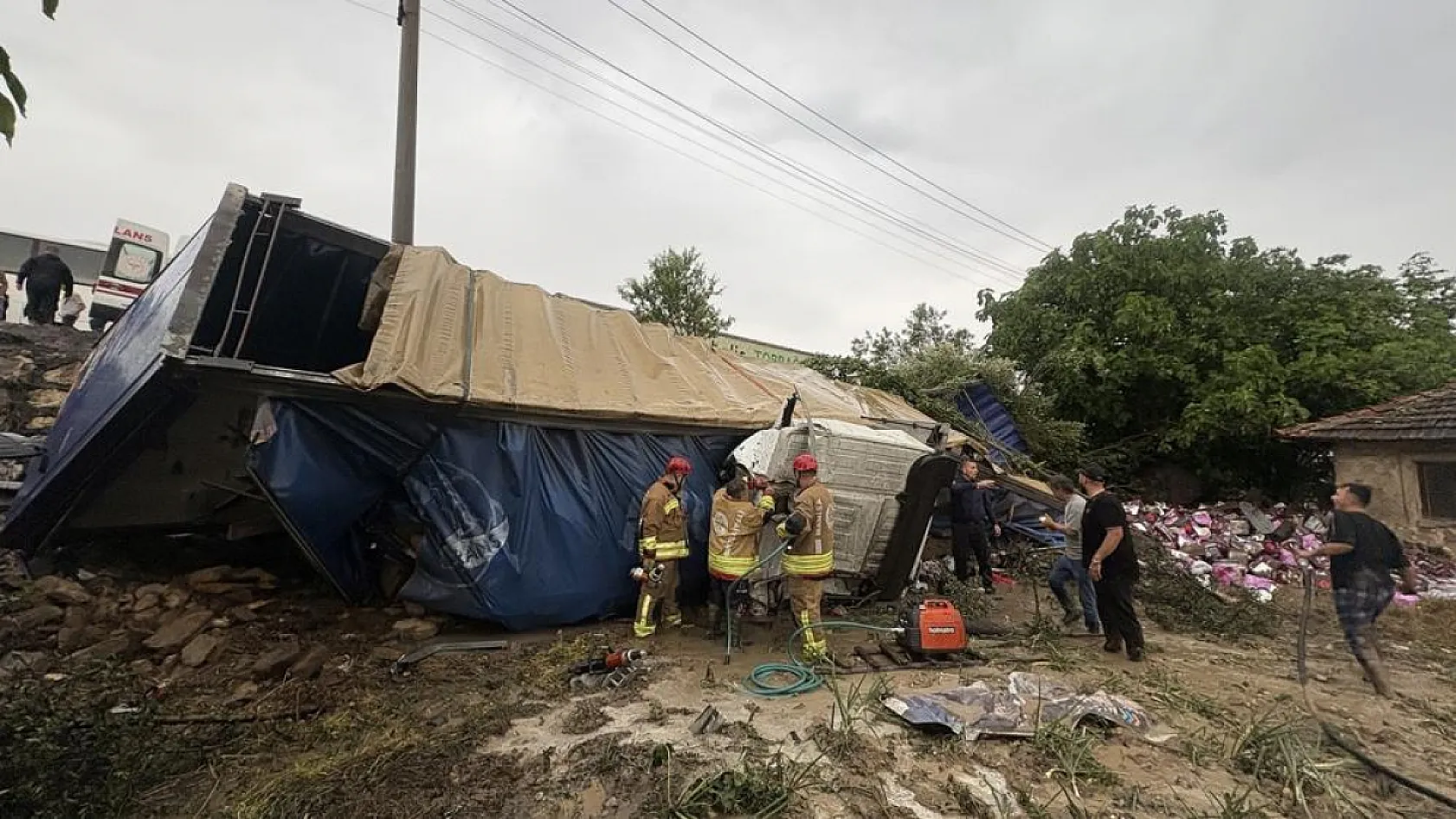 Manisa'da zincirleme kaza: 2 ölü, 4 yaralı