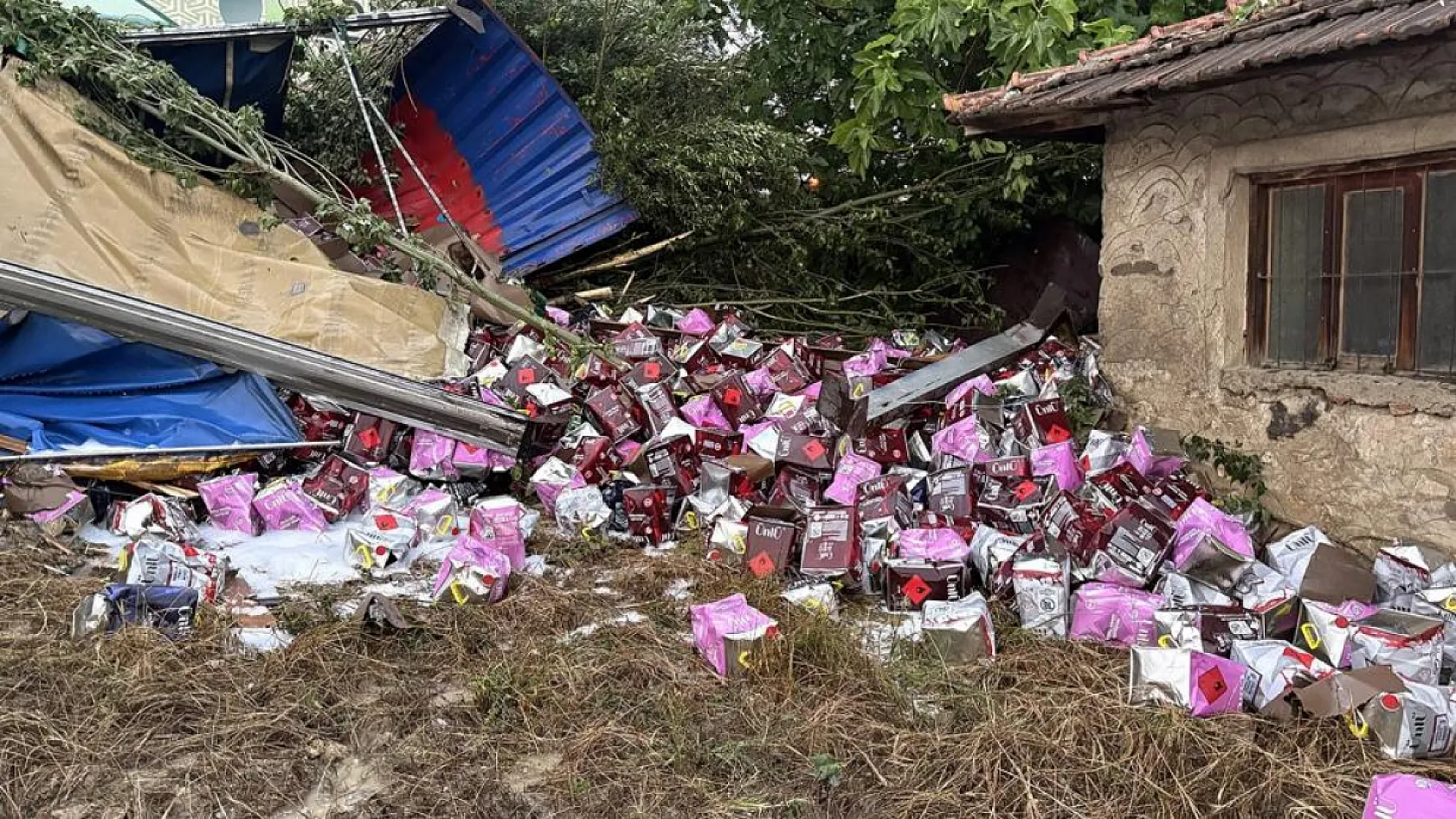 Manisa'da zincirleme kaza: 2 ölü, 4 yaralı