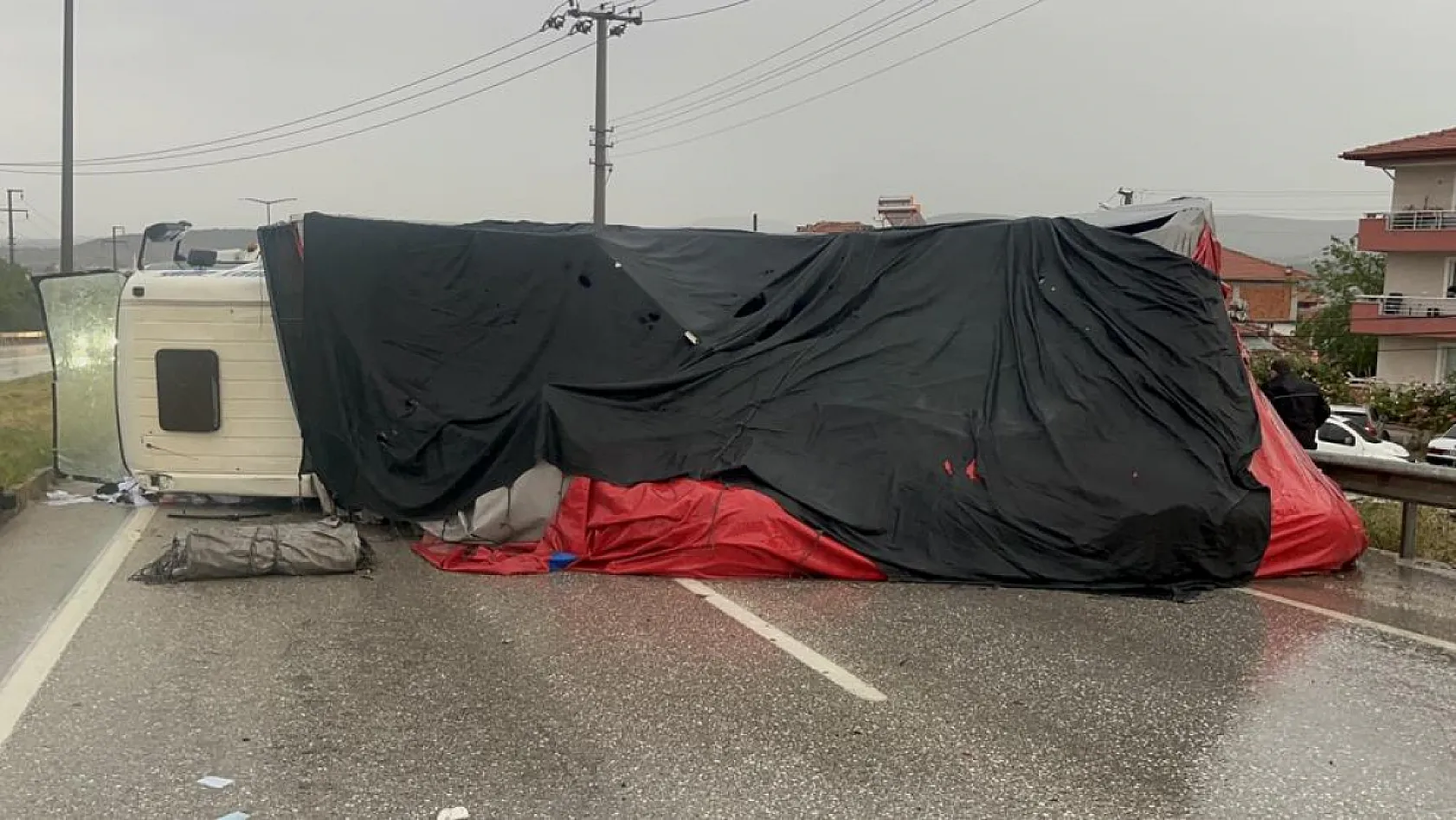 Manisa'da zincirleme kaza: 2 ölü, 4 yaralı