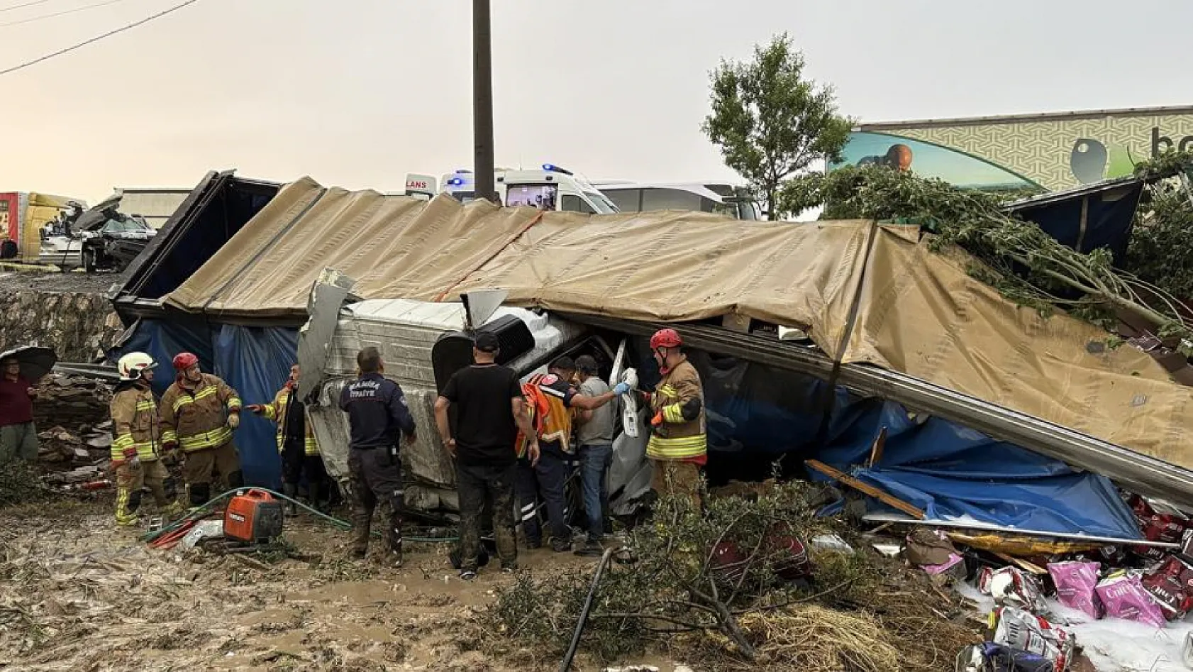 Manisa'da zincirleme kaza: 2 ölü, 4 yaralı