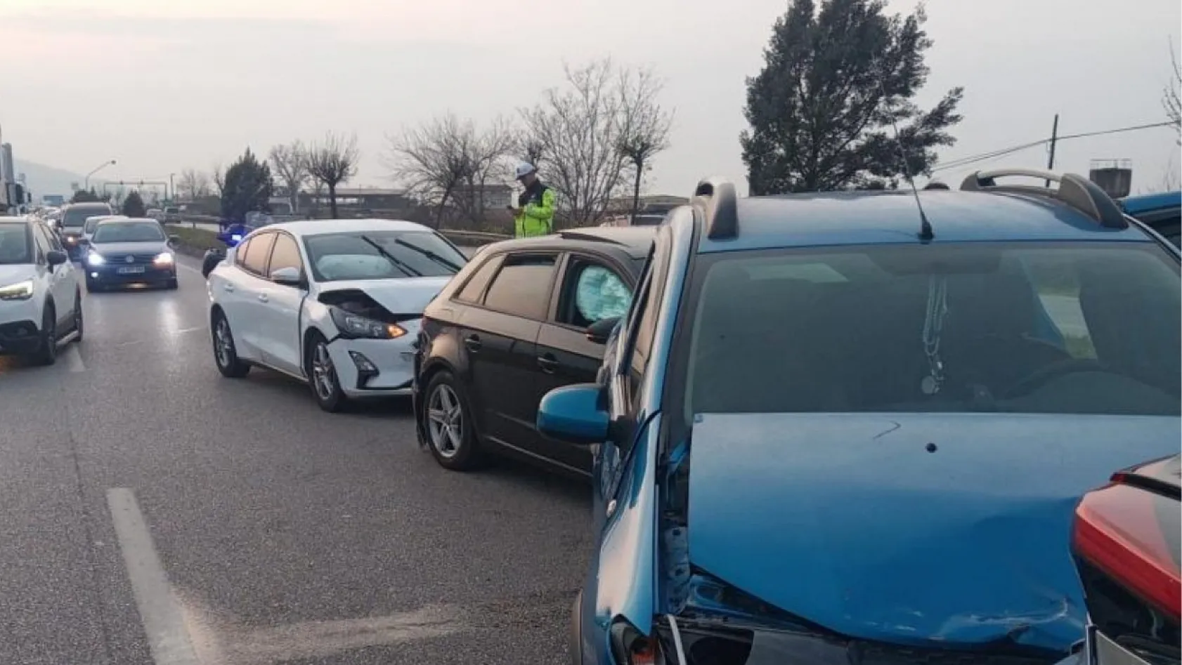 Manisa'da 4 araçlı zincirleme kaza: 7 yaralı