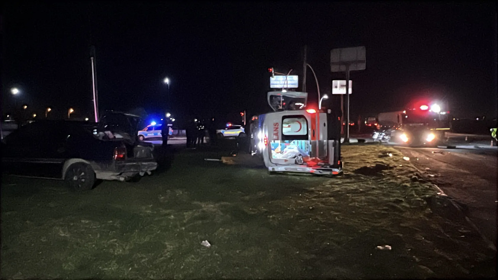 Manisa'da otomobil ile ambulans çarpıştı: 5 yaralı