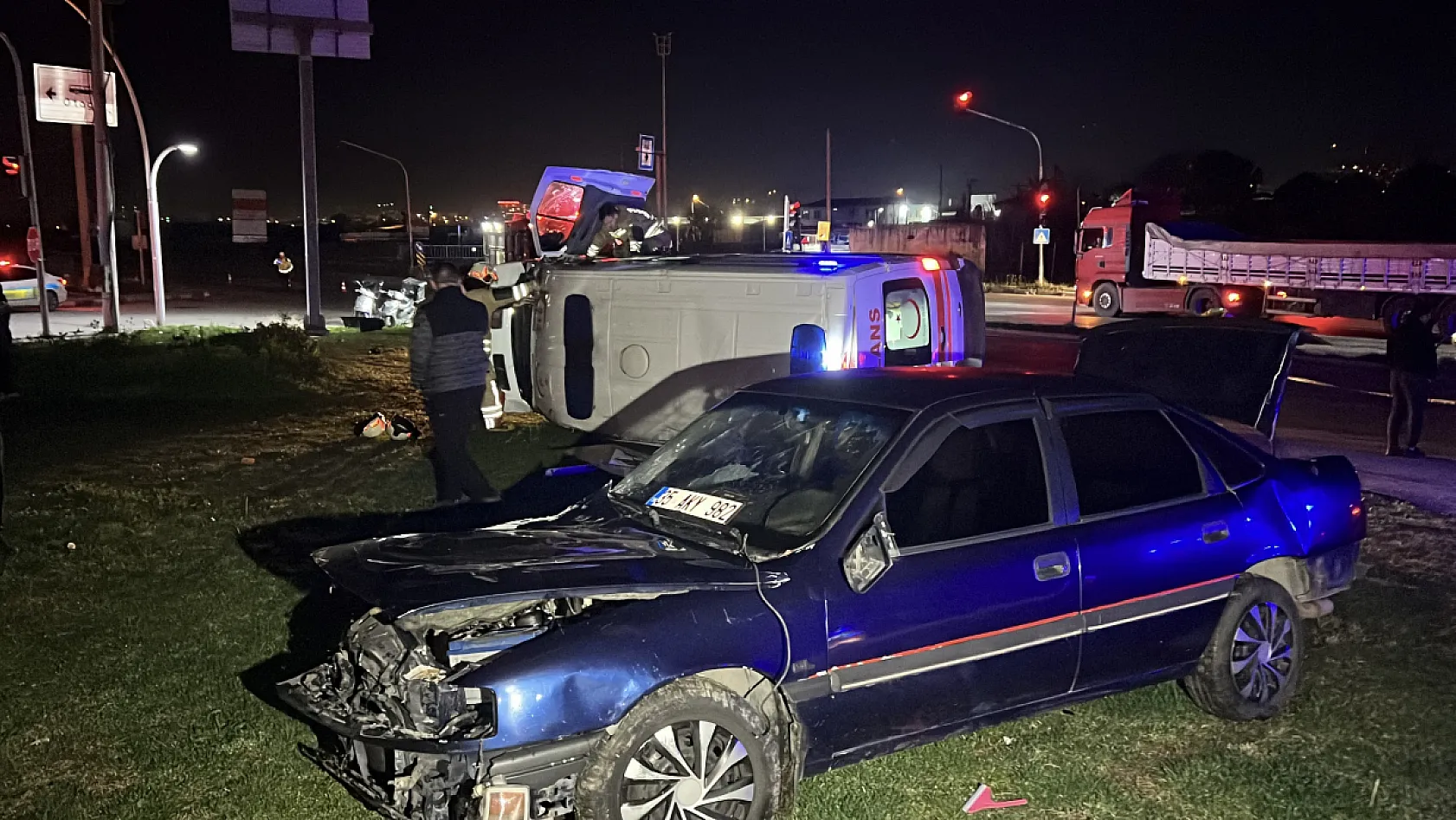 Manisa'da otomobil ile ambulans çarpıştı: 5 yaralı