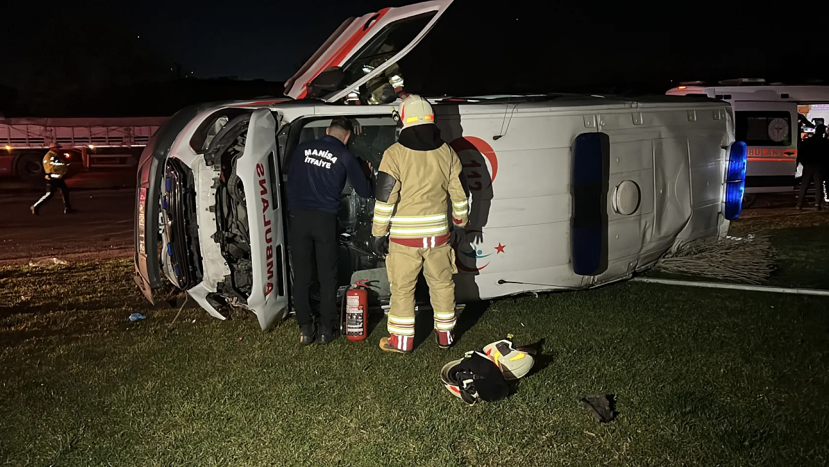 Manisa'da otomobil ile ambulans çarpıştı: 5 yaralı