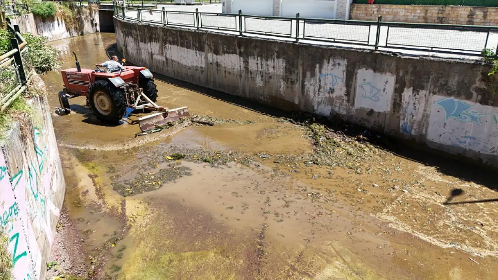 Marmaris Belediyesi'nden derelerde temizlik mesaisi