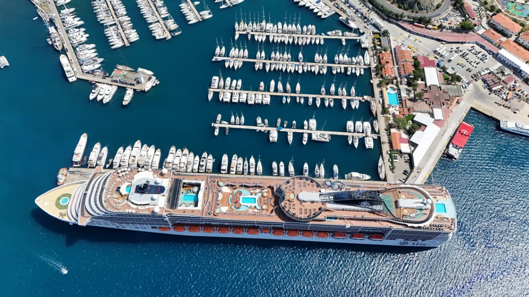 Marmaris'e 'MSC Divina' kruvaziyeriyle 3 bin 700 turist geldi