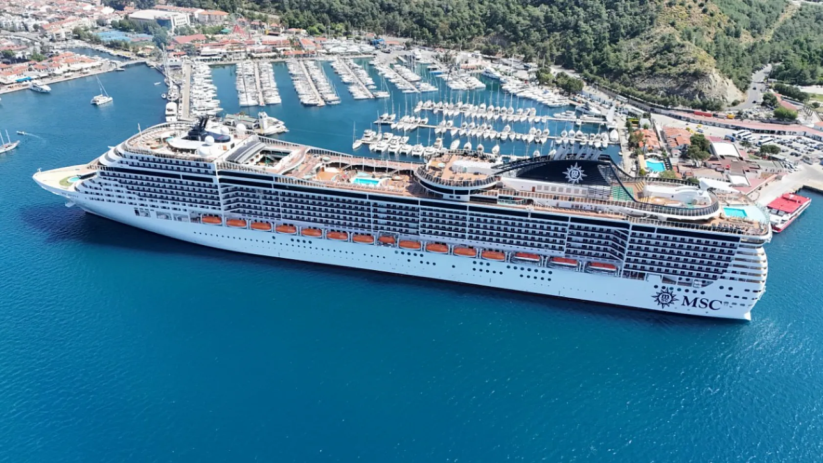 Marmaris'e 'MSC Divina' kruvaziyeriyle 3 bin 700 turist geldi