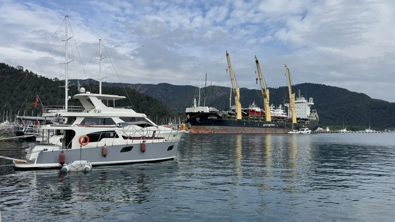 Marmaris'e kargo gemisiyle lüks motor yatlar getirildi