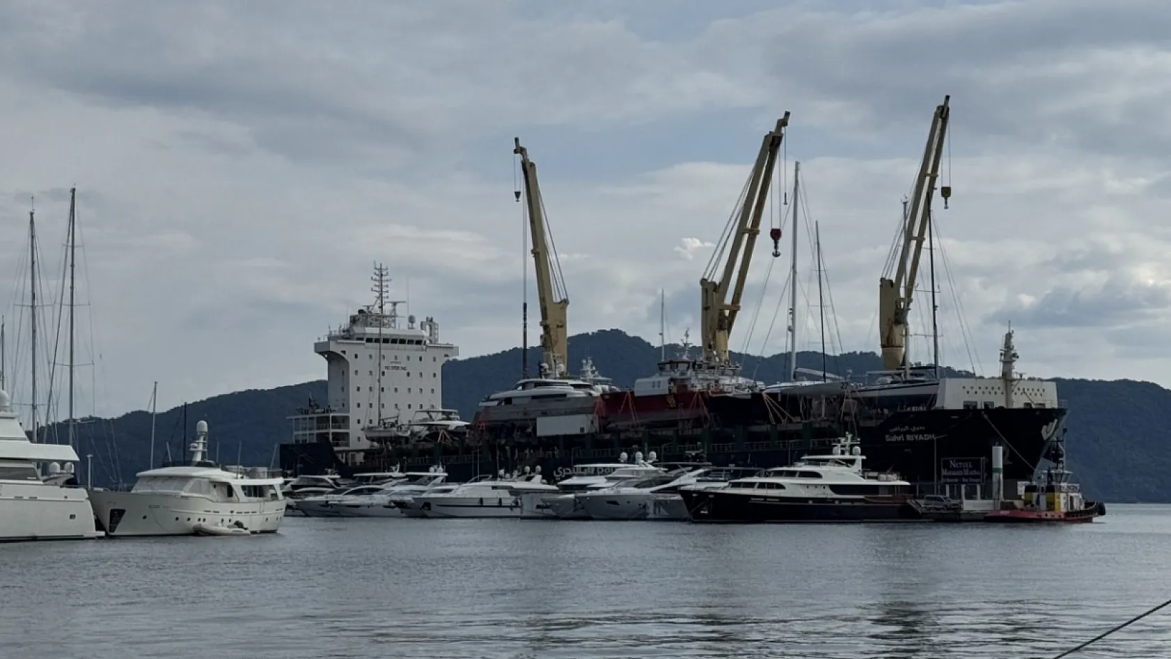 Marmaris'e kargo gemisiyle lüks motor yatlar getirildi