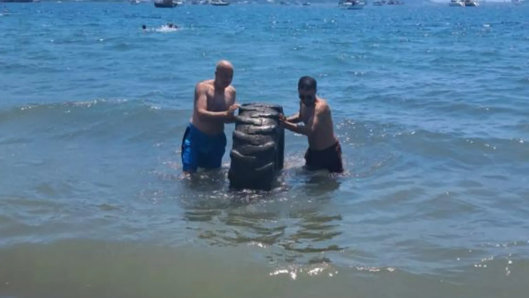 Marmaris Halk Plajı'nda denizden çıkan dev lastik şaşırttı