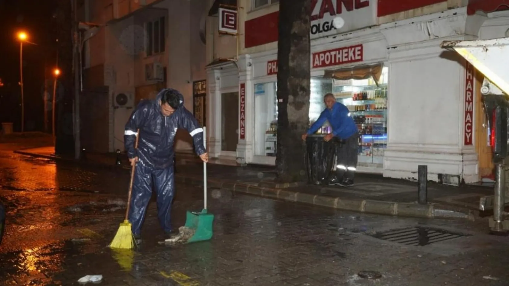 Marmaris'te belediye ekiplerinden gece boyunca 'sağanak ve fırtına' mesaisi