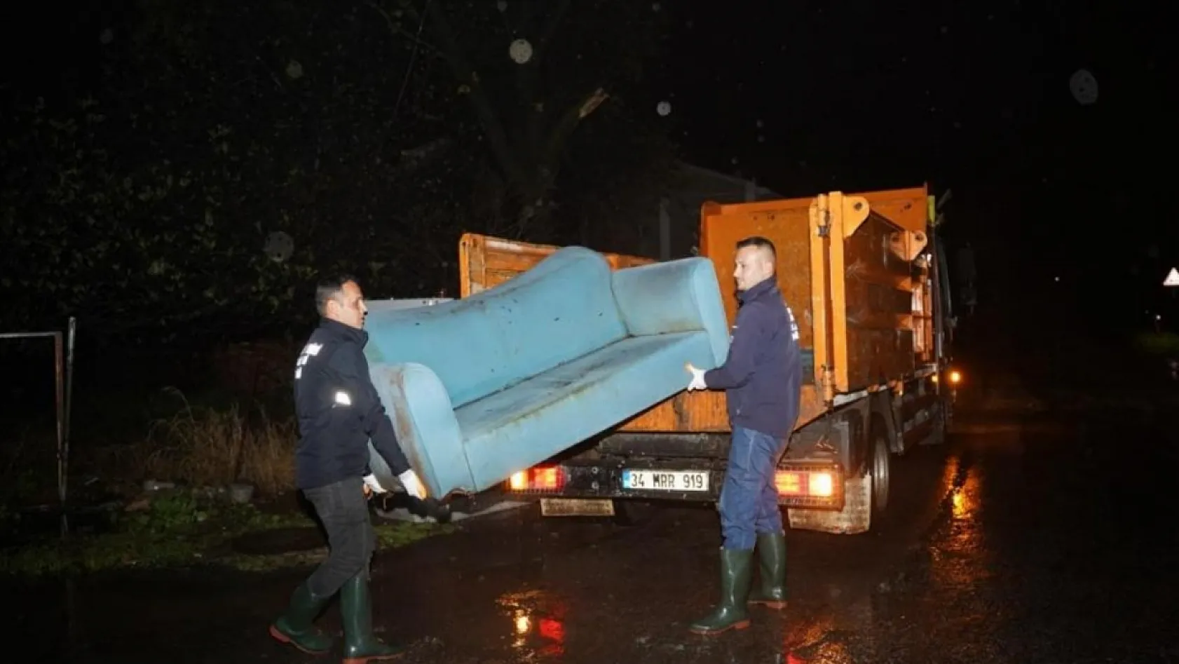 Marmaris'te belediye ekiplerinden gece boyunca 'sağanak ve fırtına' mesaisi