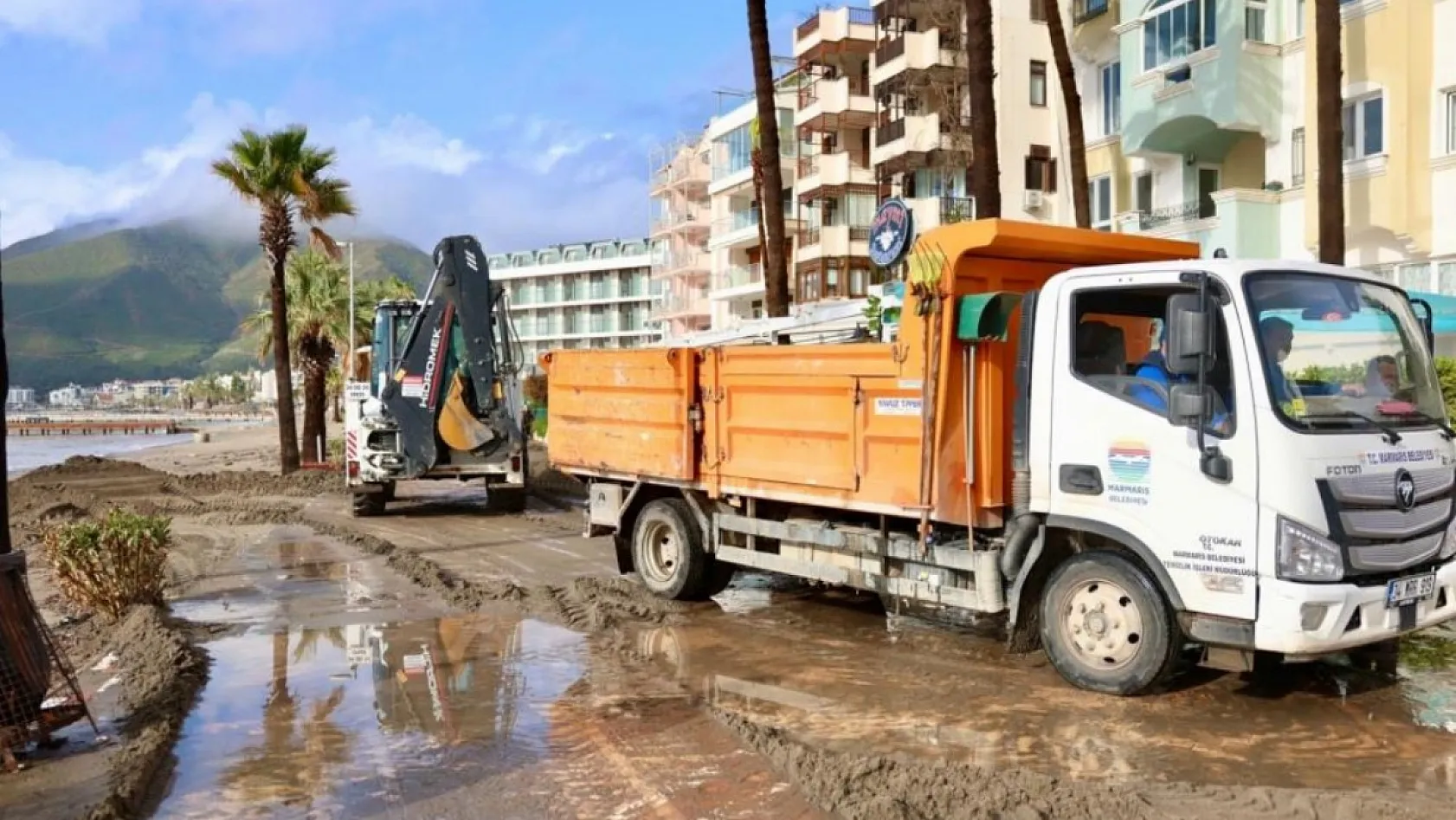 Marmaris'te belediye ekiplerinden gece boyunca 'sağanak ve fırtına' mesaisi