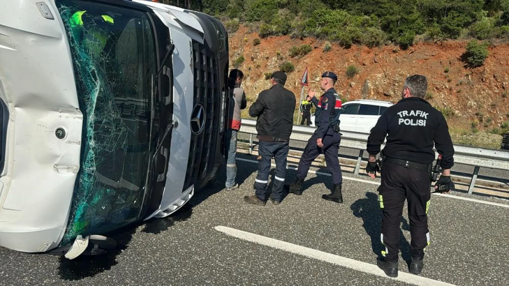 Marmaris'te beton mikseri devrildi, şoför burnu bile kanamadan kurtuldu