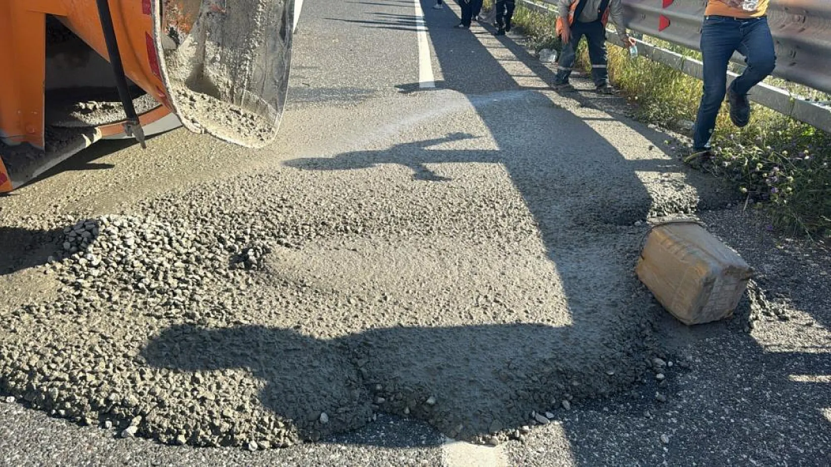 Marmaris'te beton mikseri devrildi, şoför burnu bile kanamadan kurtuldu