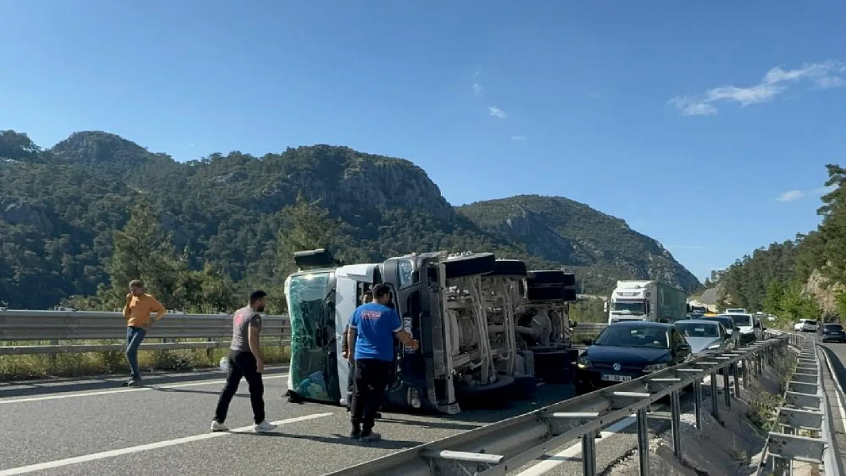 Marmaris'te beton mikseri devrildi, şoför burnu bile kanamadan kurtuldu