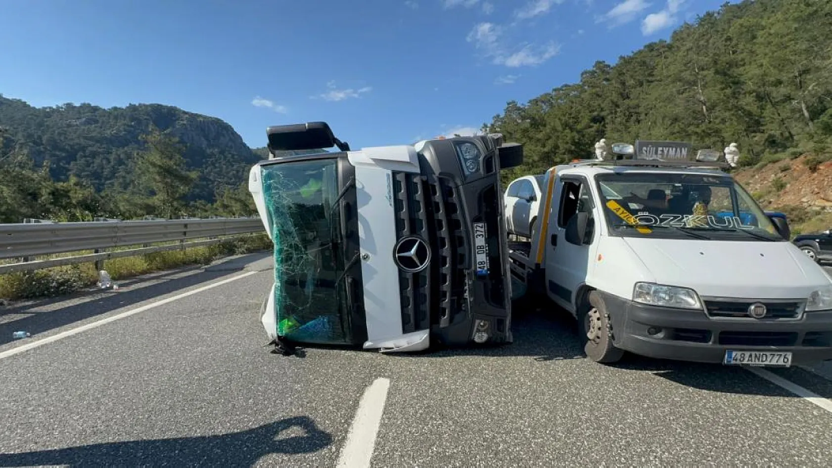 Marmaris'te beton mikseri devrildi, şoför burnu bile kanamadan kurtuldu