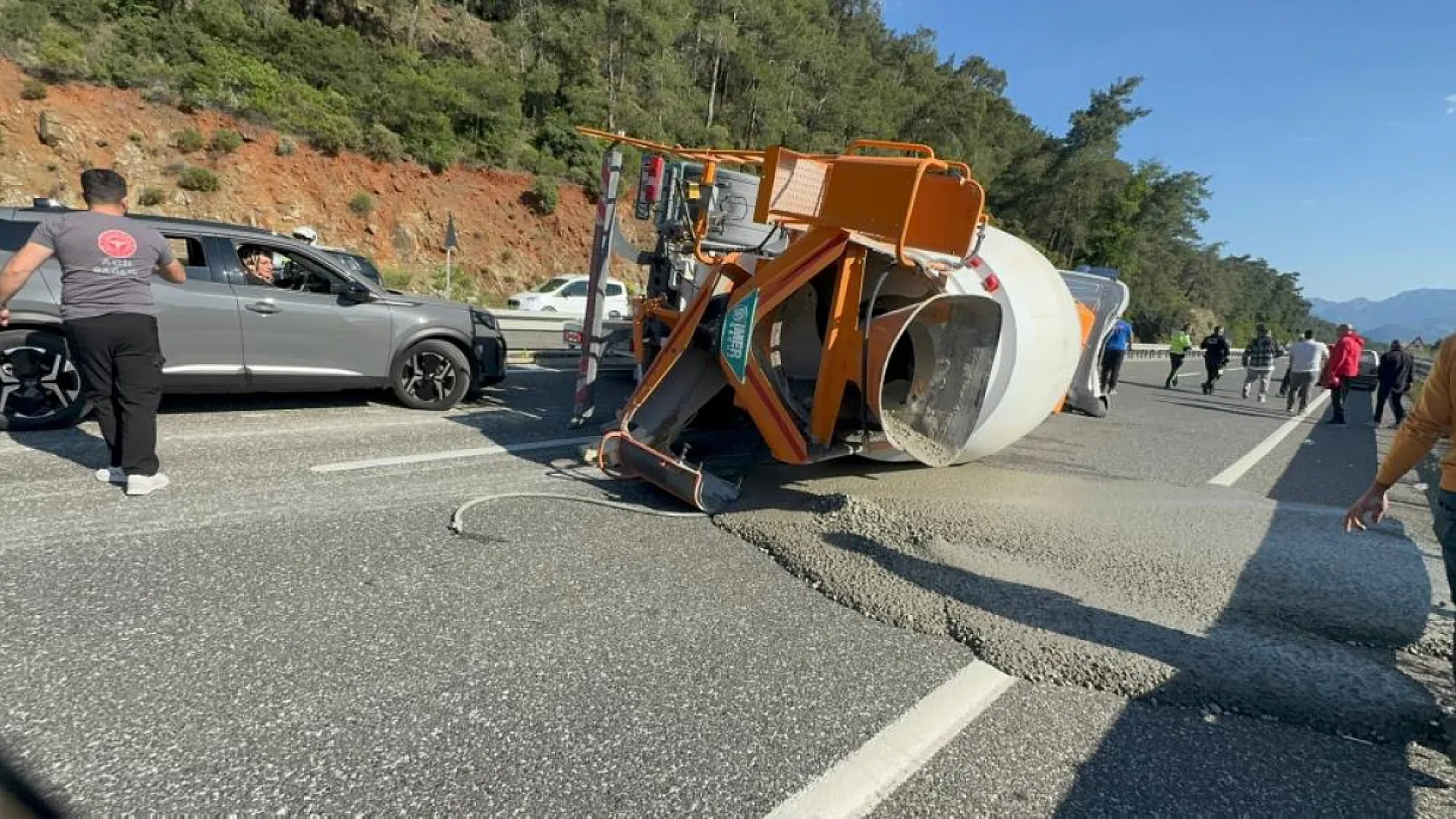 Marmaris'te beton mikseri devrildi, şoför burnu bile kanamadan kurtuldu