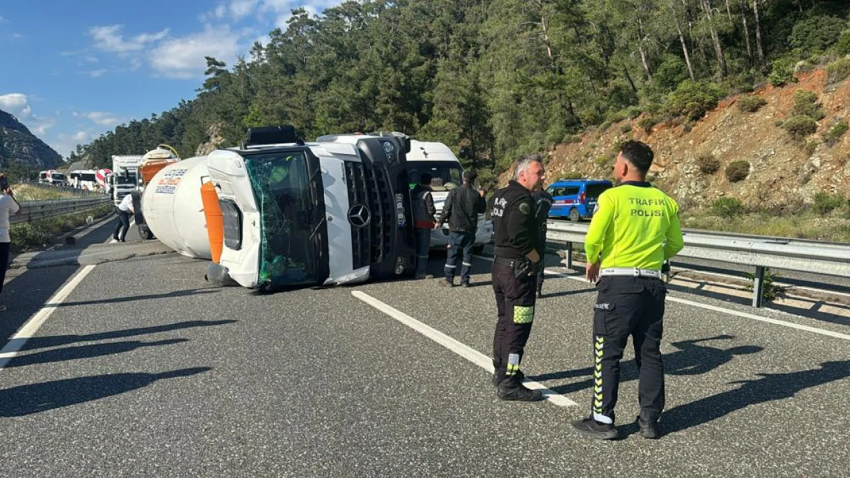 Marmaris'te beton mikseri devrildi, şoför burnu bile kanamadan kurtuldu