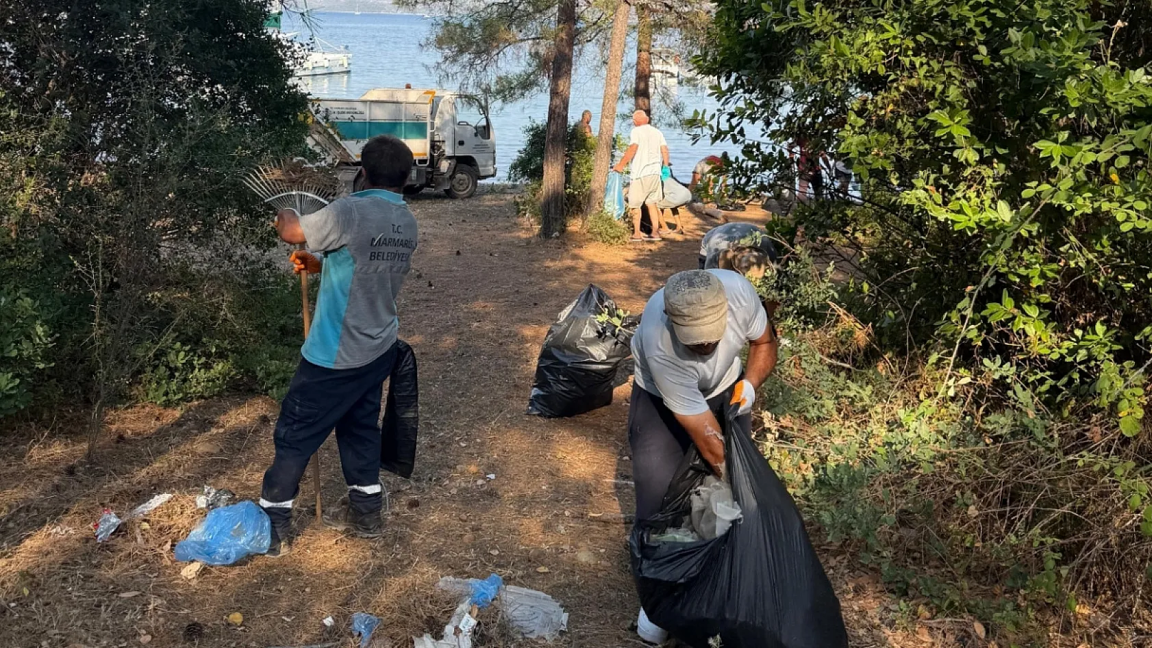 Marmaris'te Çamurlubük ve İnbükü koyları çöplerden arındırıldı