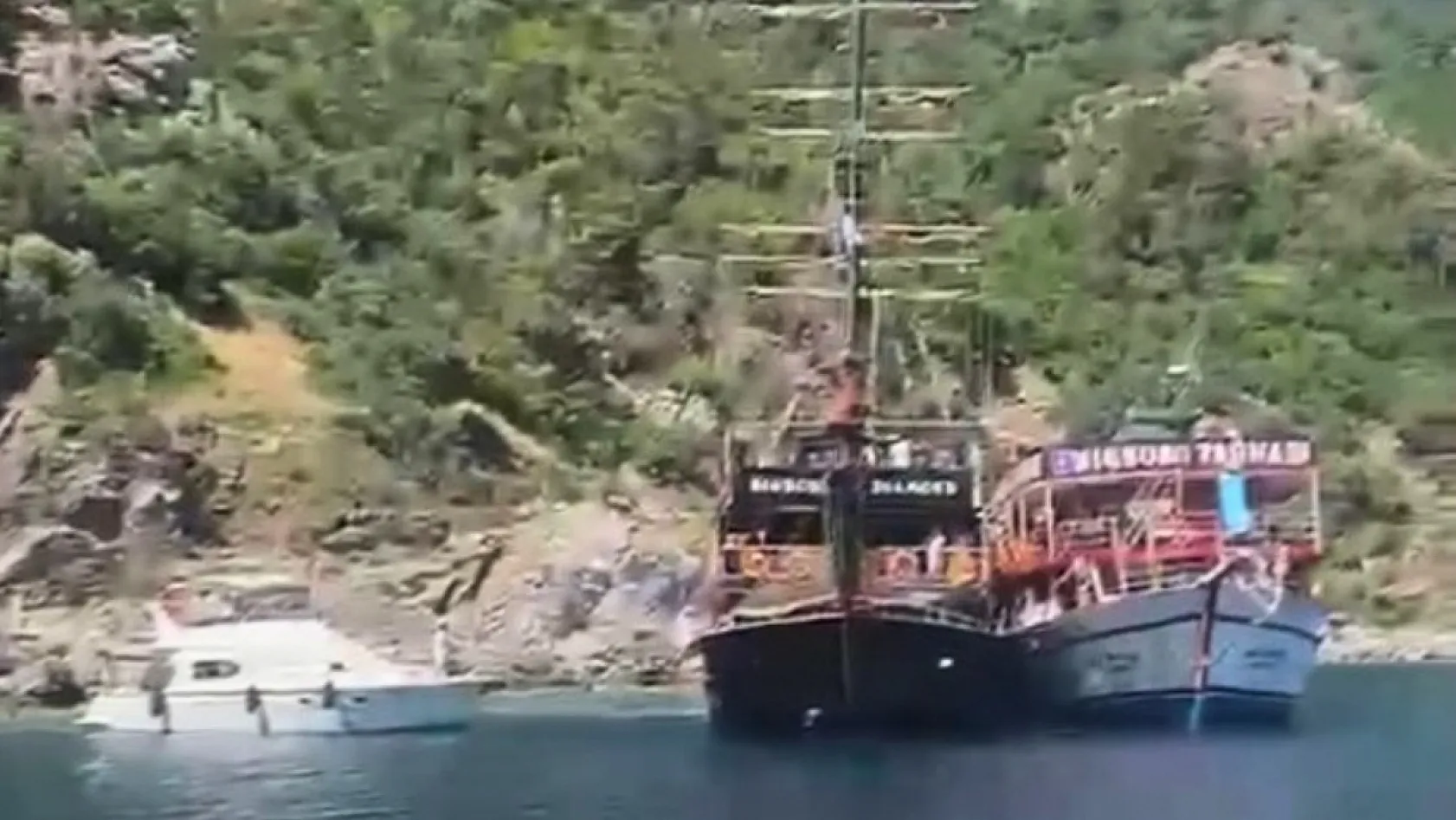 Marmaris'te gezi teknesindeki tahliye anına ait görüntüler ortaya çıktı