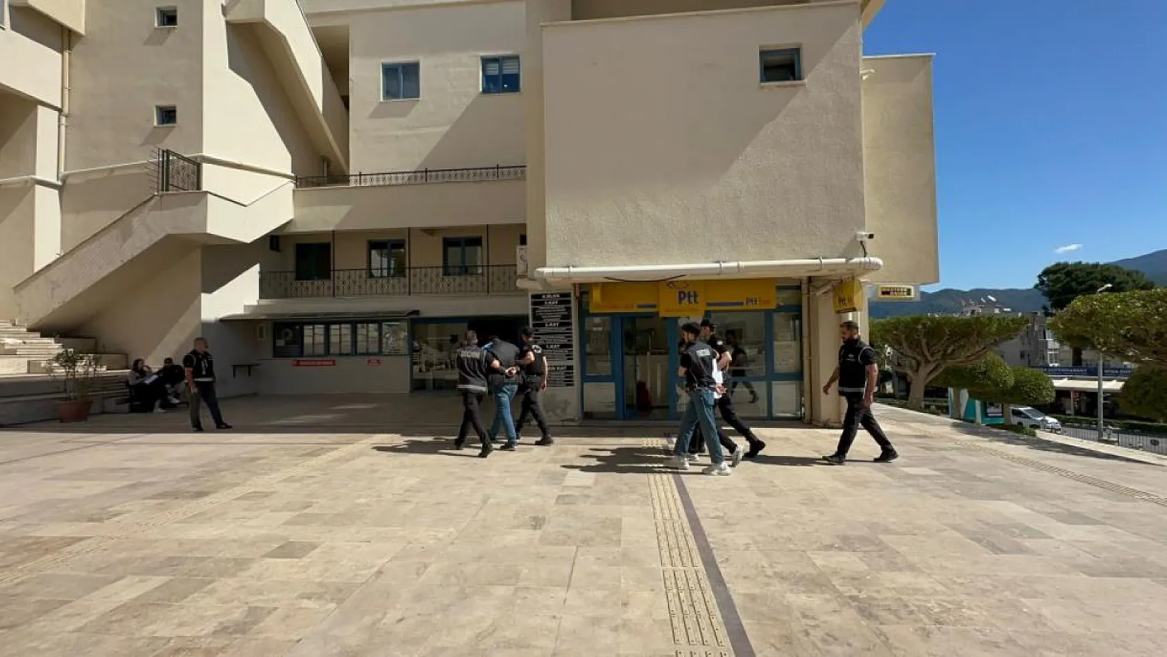 Marmaris'te gözlükçü kurşunlamasının şüphelileri adliyeye sevk edildi