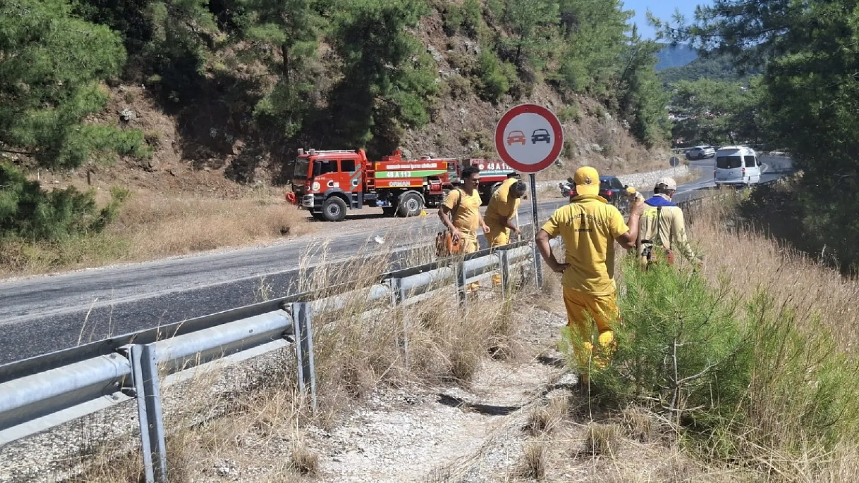 Marmaris'te orman yangınlarına karşı yol kenarlarında 'yanıcı madde' temizliği başlatıldı