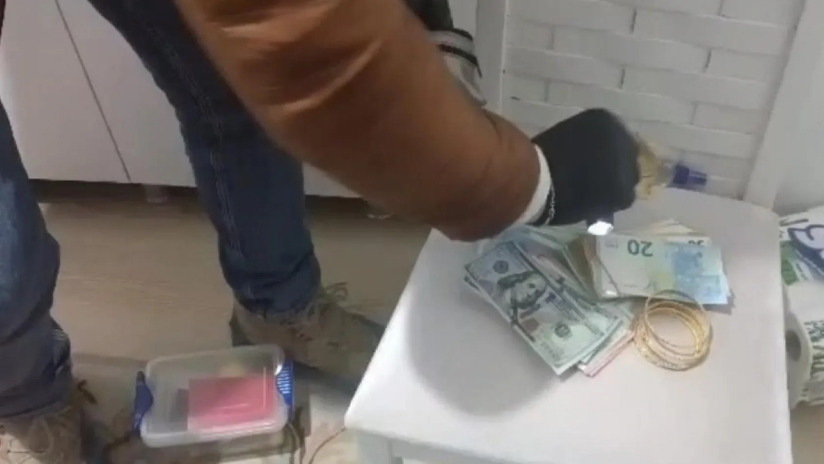Marmaris'te polis, 'rüşvet dolarları'nı ele geçirdi